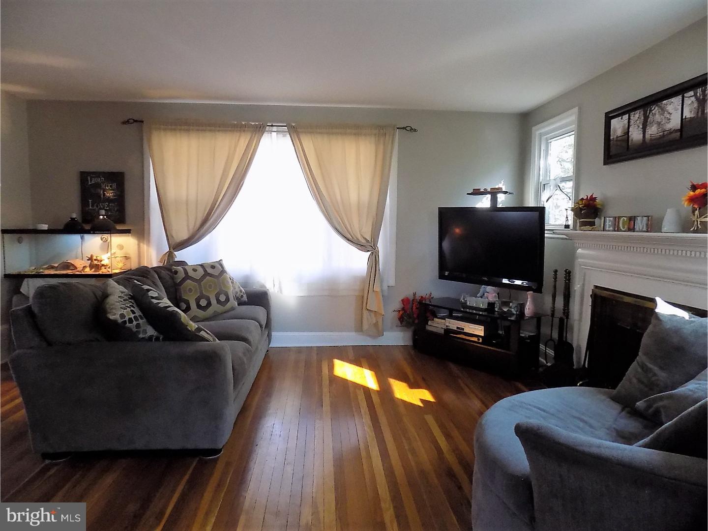 406 Chestnut Street Ridley Park, PA 19078 - Photo 3 of 25 Living Room