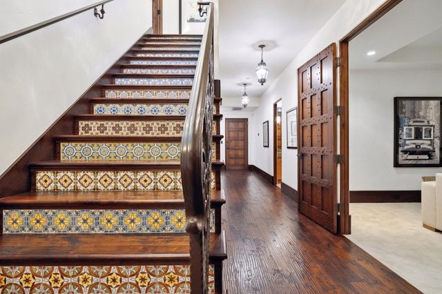 a view of a big room with an empty space