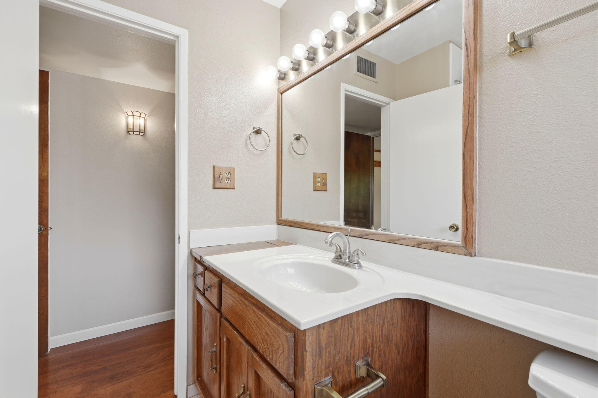 31121 Tower Road Visalia, CA 93292 - Photo 19 of 39 Guest Bathroom
