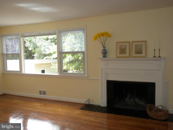 1648 Foxhall Road Northwest Washington, DC 20007 - Photo 17 of 19 Living Room