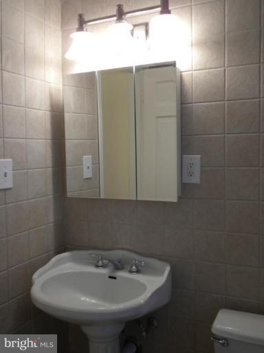1648 Foxhall Road Northwest Washington, DC 20007 - Photo 10 of 19 Bath #2
