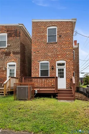 a view of front of a house with a yard