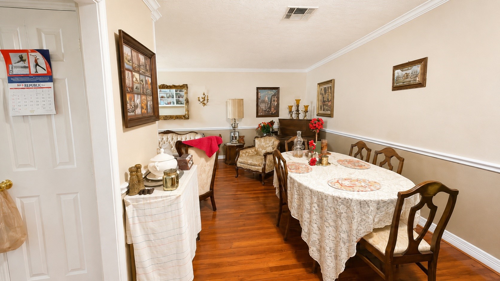 5130 Cortelyou Lane Houston, TX 77021 - Photo 6 of 13 Spacious dining with elegant detailing, crown molding, and plenty of room for hosting family and guests.