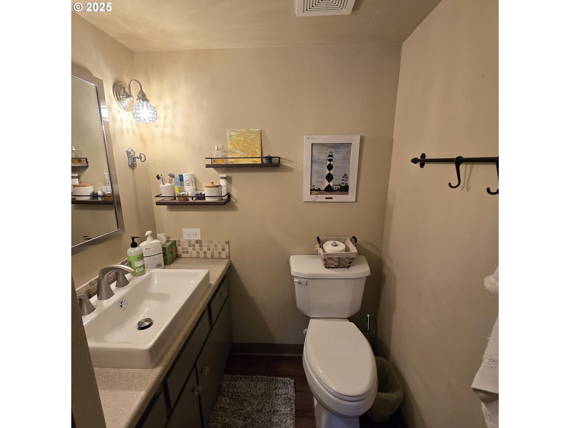 1000 Southeast Bay Blvd. Boulevard, Unit 124 Newport, OR 97365 - Photo 11 of 22 a bathroom with a toilet sink and mirror