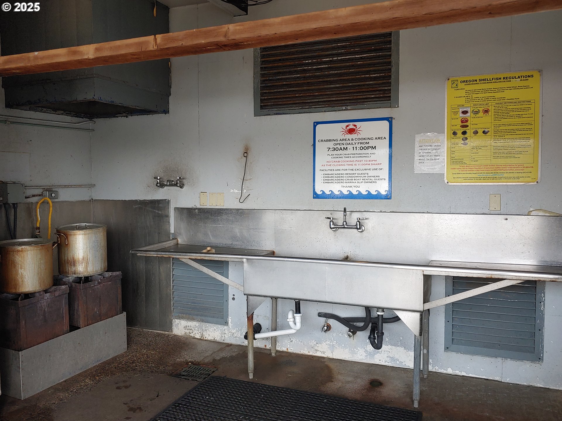 1000 Southeast Bay Blvd. Boulevard, Unit 124 Newport, OR 97365 - Photo 18 of 22 a sink with stainless steel appliances kitchen island a stove and a sink