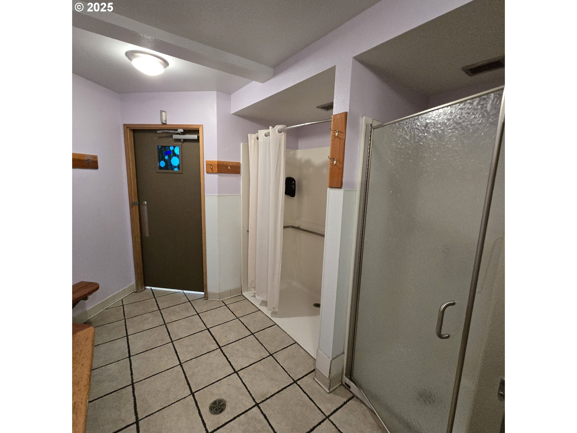 1000 Southeast Bay Blvd. Boulevard, Unit 124 Newport, OR 97365 - Photo 21 of 22 a bathroom with a shower and a mirror