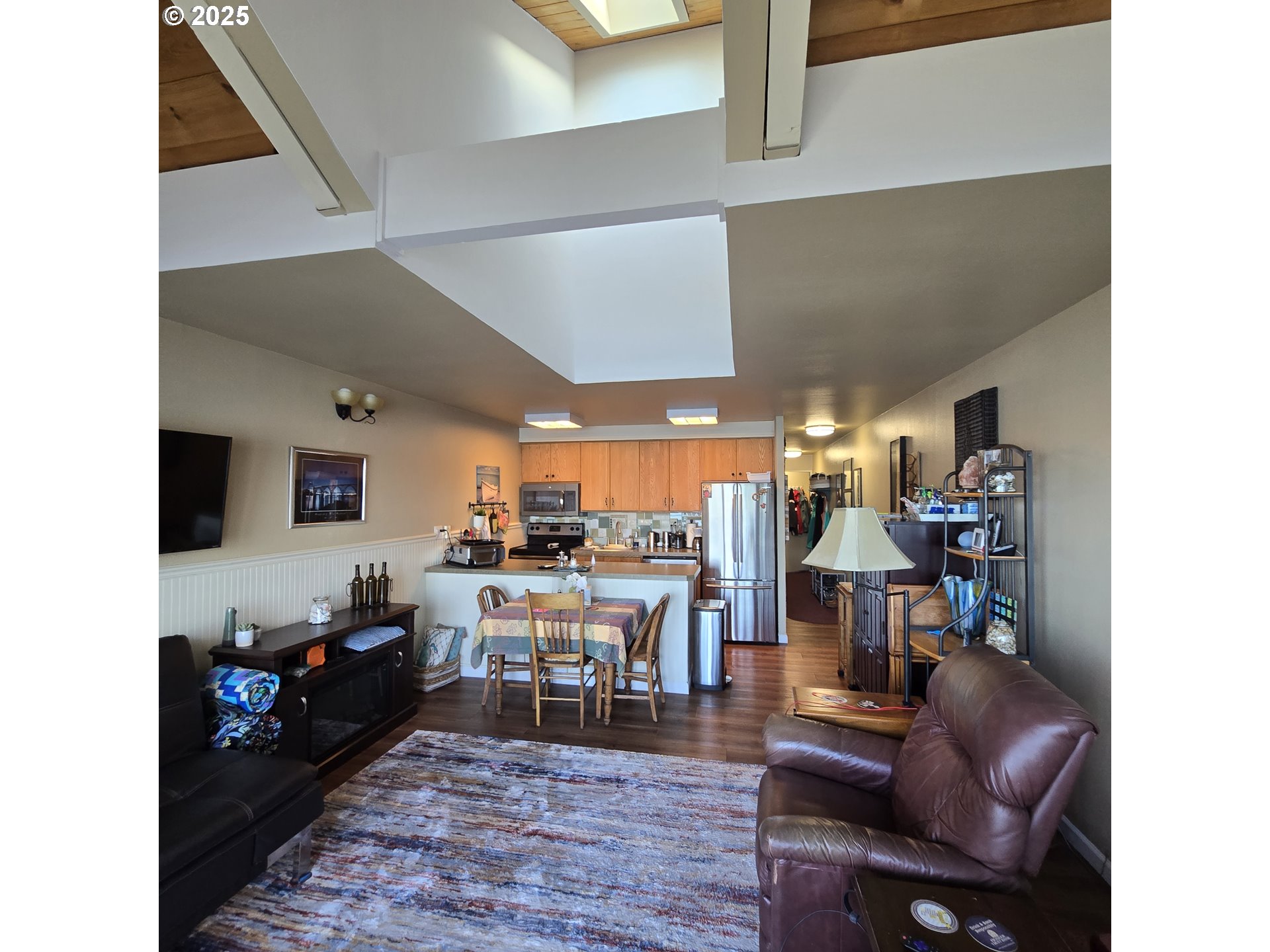 1000 Southeast Bay Blvd. Boulevard, Unit 124 Newport, OR 97365 - Photo 5 of 22 a living room with lots of furniture and kitchen view
