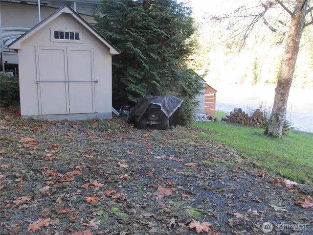 a view of a house with backyard