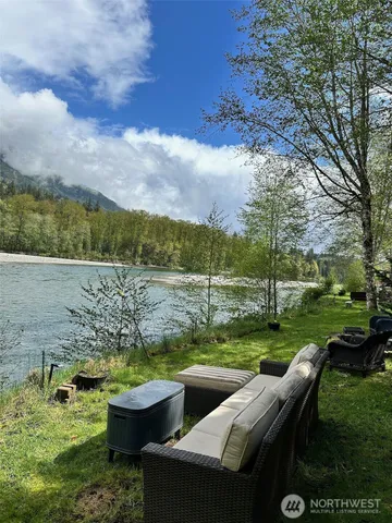 a view of a garden with lawn chairs