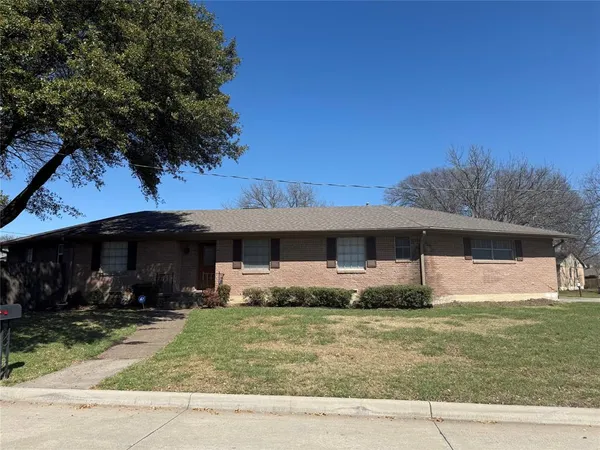 a front view of house with yard