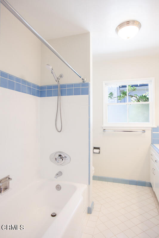 2345 Lambert Drive Pasadena, CA 91107 - Photo 15 of 25 a bathroom with a bath tub
