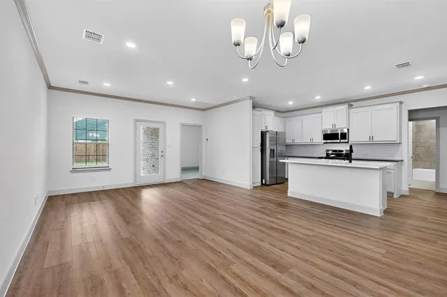 $2,400 | 560 Oak Crk Drive, Lavon, TX 75166