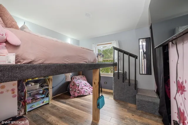 a view of livingroom with furniture