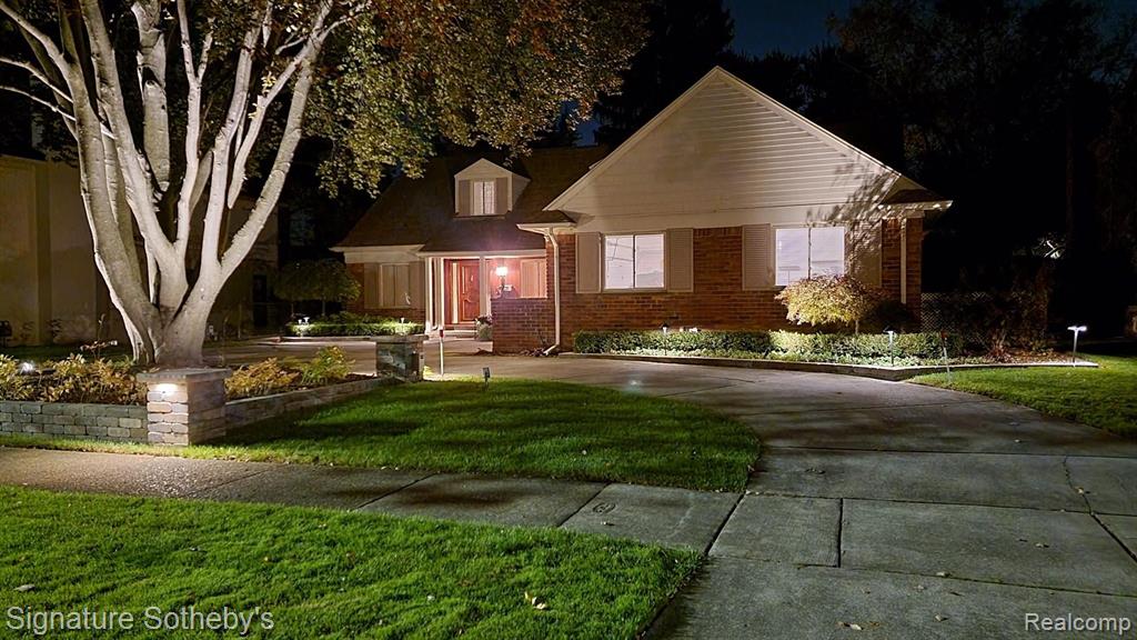 577 Thorntree Road Grosse Pointe Woods, MI 48236 - Photo 3 of 40