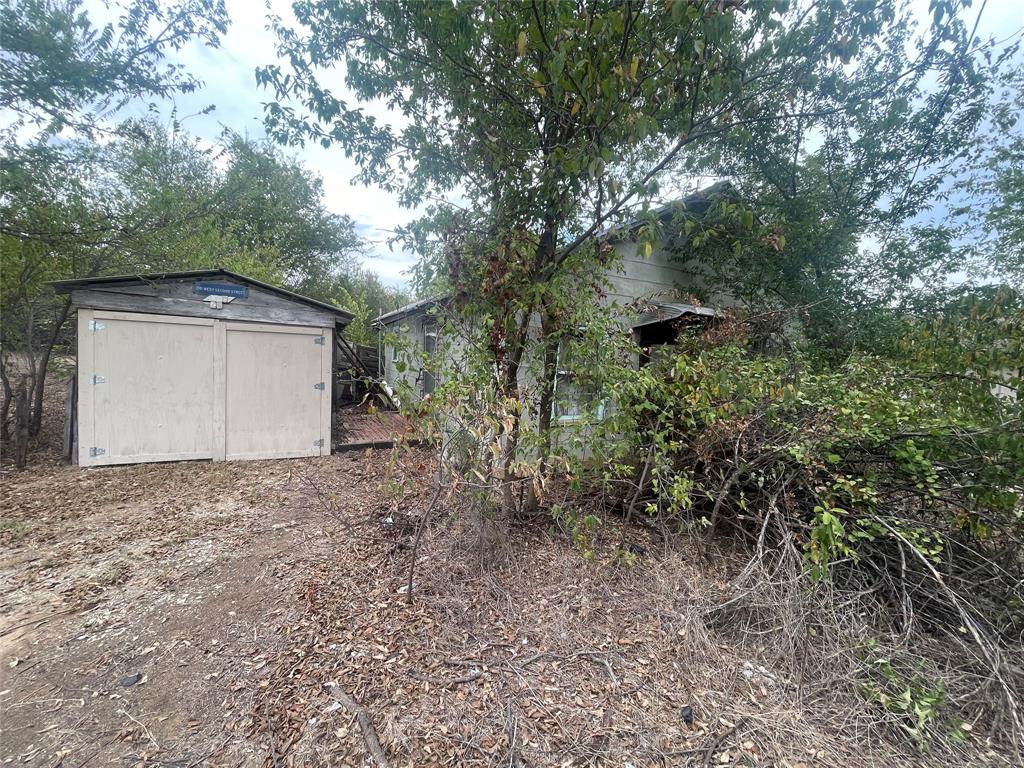 210 West 2nd Breckenridge, TX 76424 - Photo 17 of 19 a backyard of a house with lots of green space
