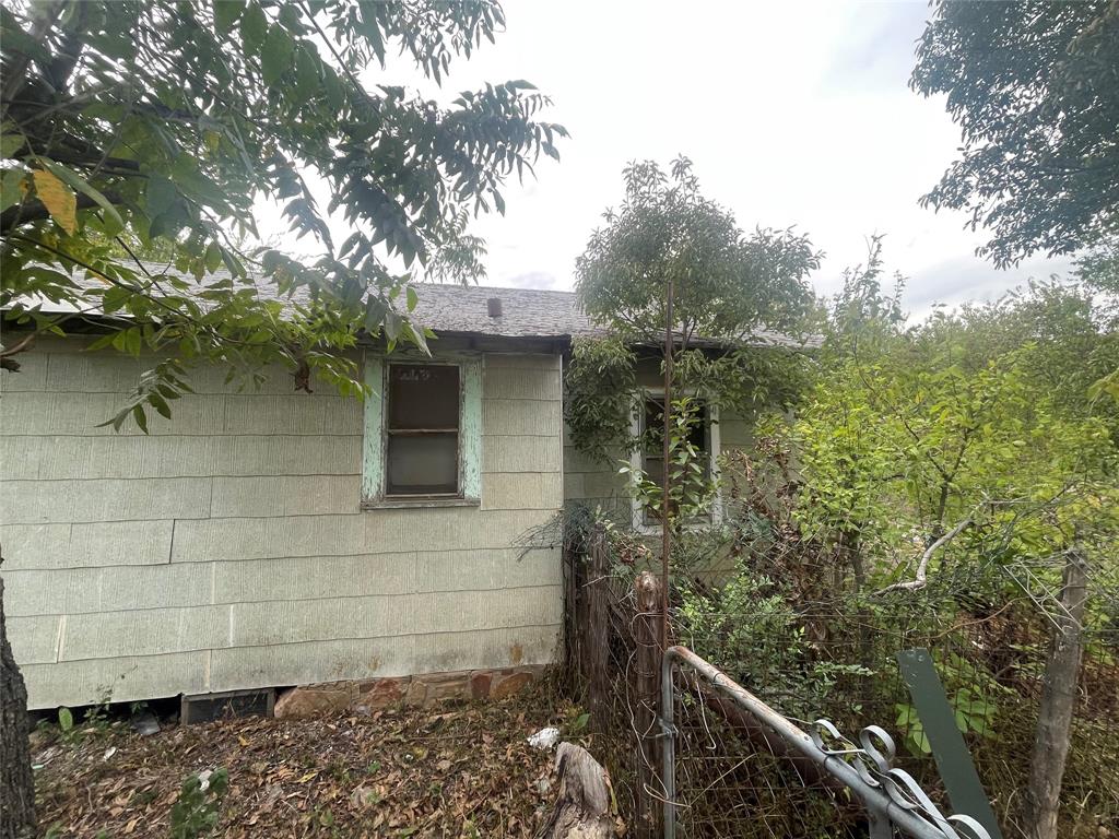 210 West 2nd Breckenridge, TX 76424 - Photo 3 of 19 a bathroom with a sink
