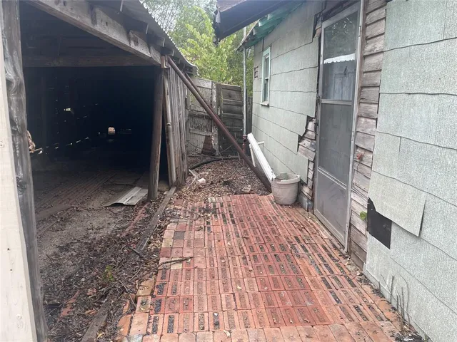 a view of a backyard