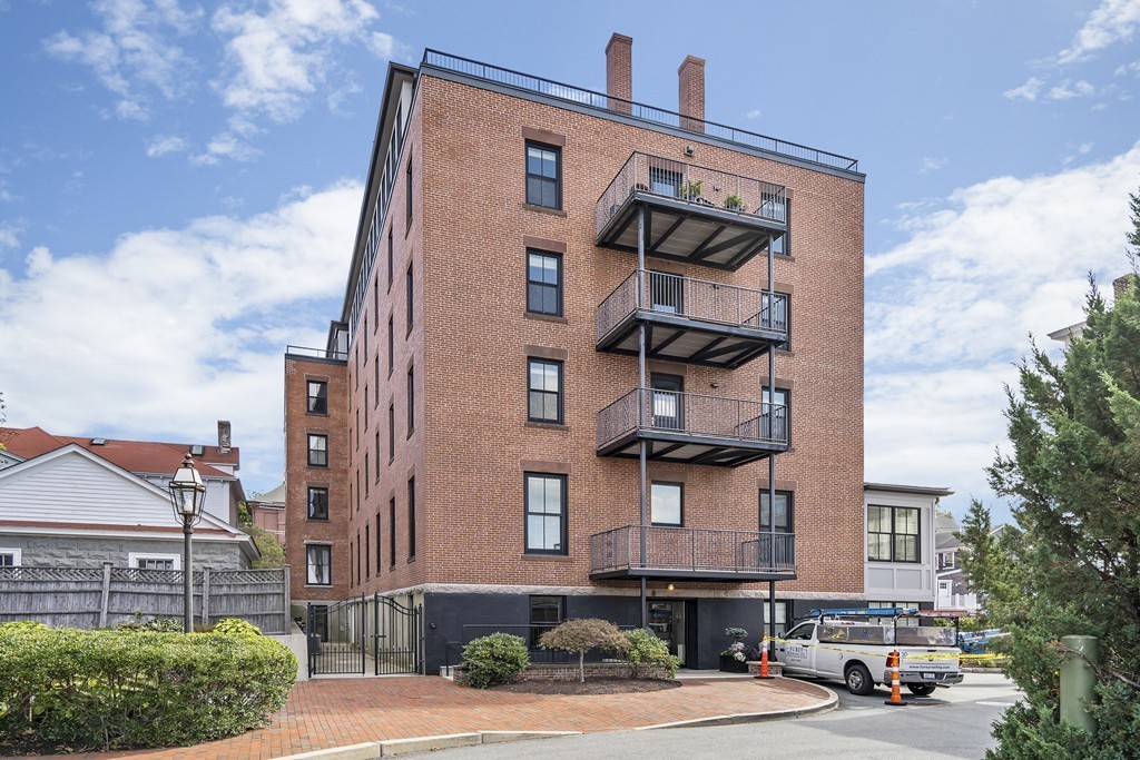 423 Hope Street, Unit 1A Bristol, RI 02809 - Photo 24 of 26 a front view of a building with street
