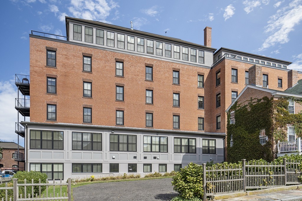 423 Hope Street, Unit 1A Bristol, RI 02809 - Photo 25 of 26 a front view of a building with garden