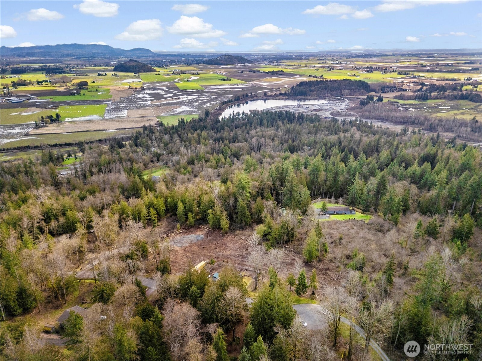 7220 Cliffside Lane Sedro-Woolley, WA 98284 - Photo 32 of 37 a view of a city with an ocean