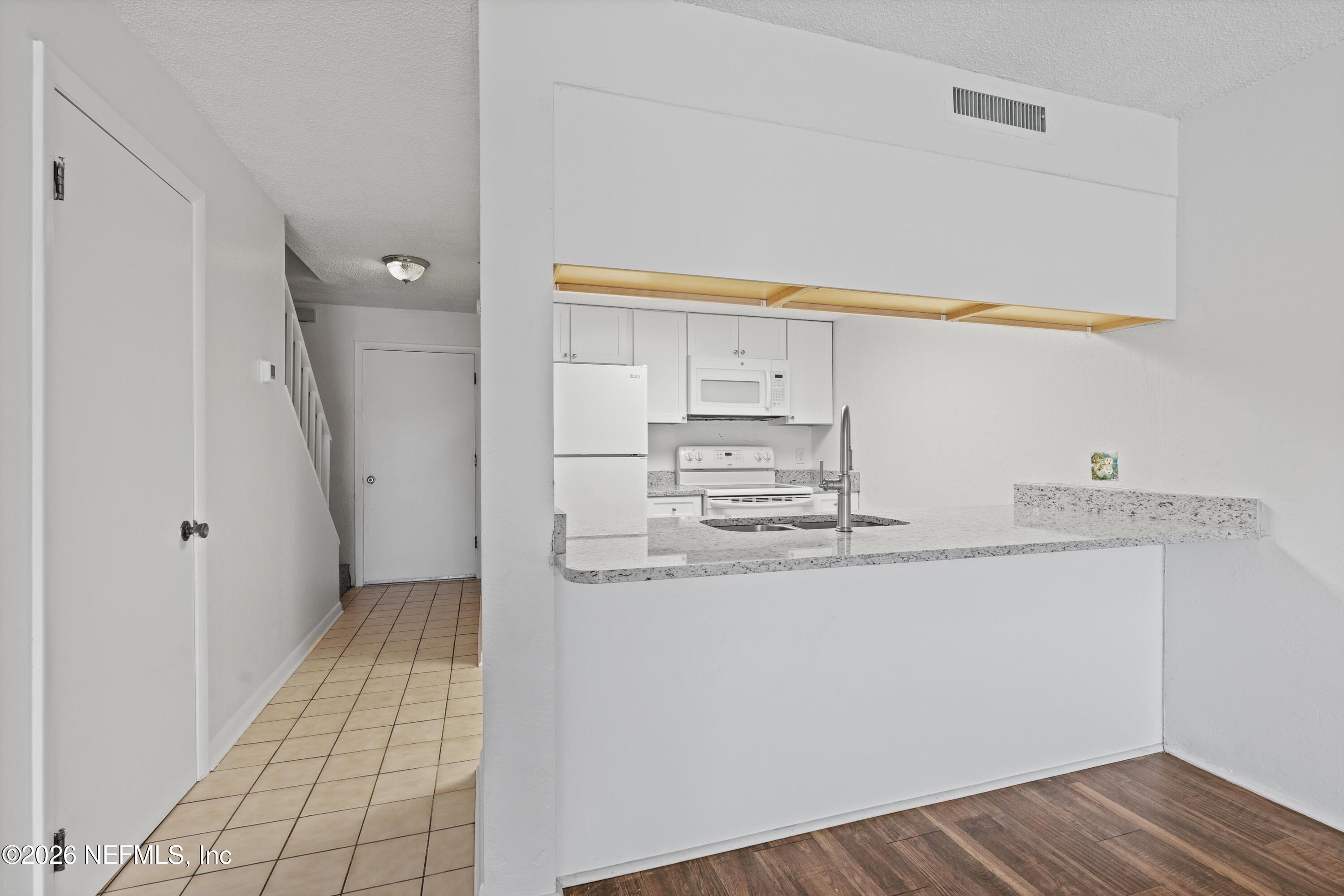 11 Dondanville Road, Unit 3 St. Augustine, FL 32080 - Photo 12 of 25 12-Breakfast Bar