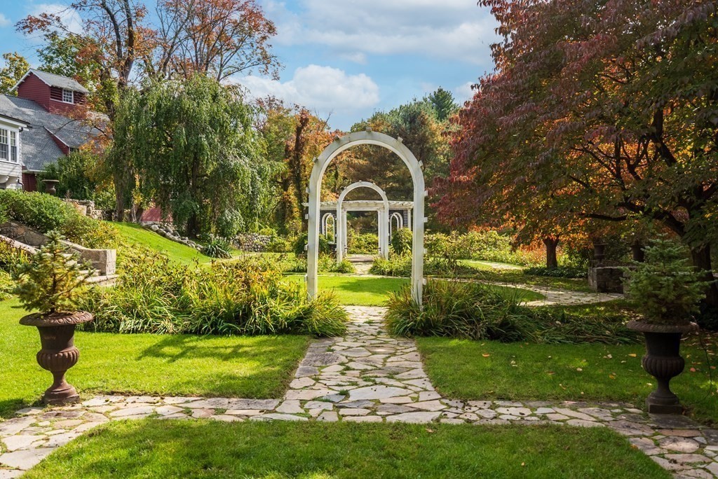 458 Glen Road Weston, MA 02493 - Photo 8 of 36