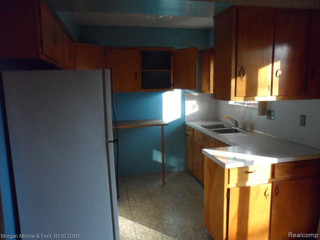 2743 Midvale Drive Rochester, MI 48309 - Photo 4 of 12 Kitchen
