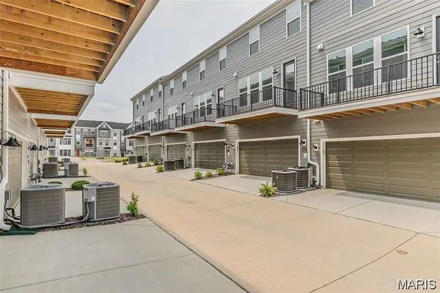 $578,900 | 8919 East Gtwy Heights, Unit 94804, Richmond Heights, MO 63144