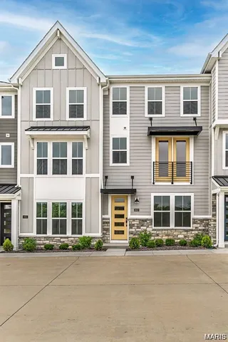 $578,900 | 8919 East Gtwy Heights, Unit 94804, Richmond Heights, MO 63144