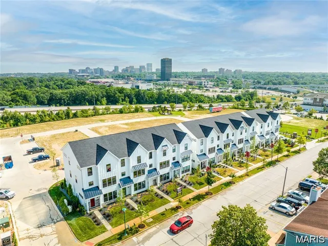 $578,900 | 8919 East Gtwy Heights, Unit 94804, Richmond Heights, MO 63144