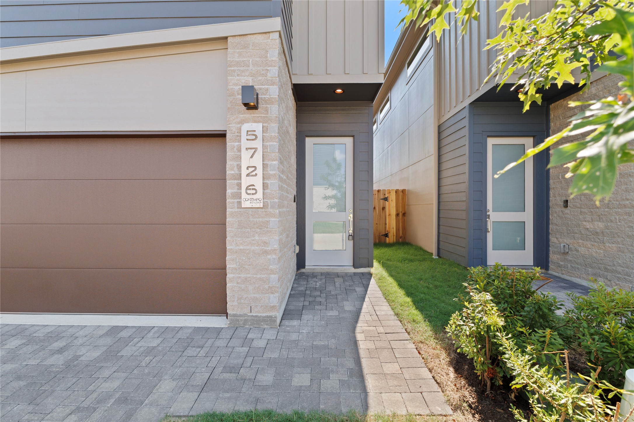 5726 Rucio Lane Houston, TX 77092 - Photo 3 of 30 a view of a back yard of the house