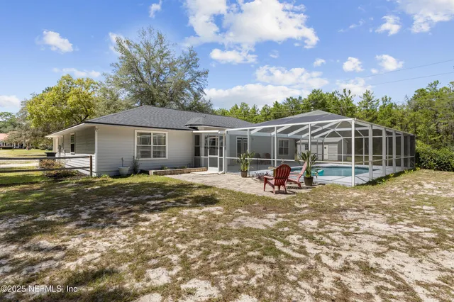 a view of a house with backyard