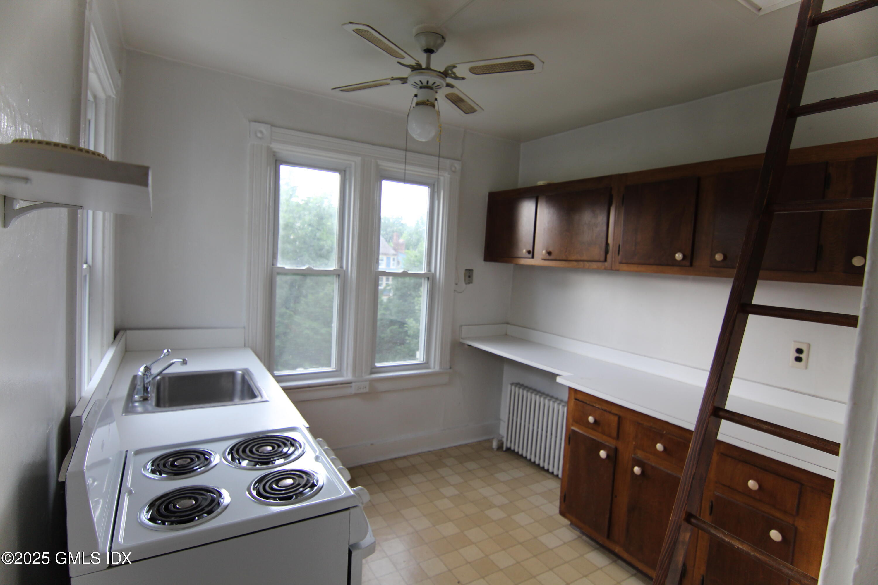 90 Riverside Avenue, Unit 5 Riverside, CT 06878 - Photo 5 of 13 a kitchen with a stove and a microwave