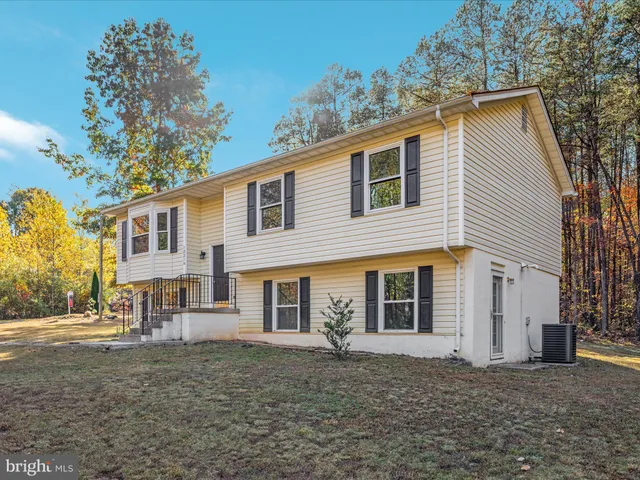 a view of a yard in front of a house