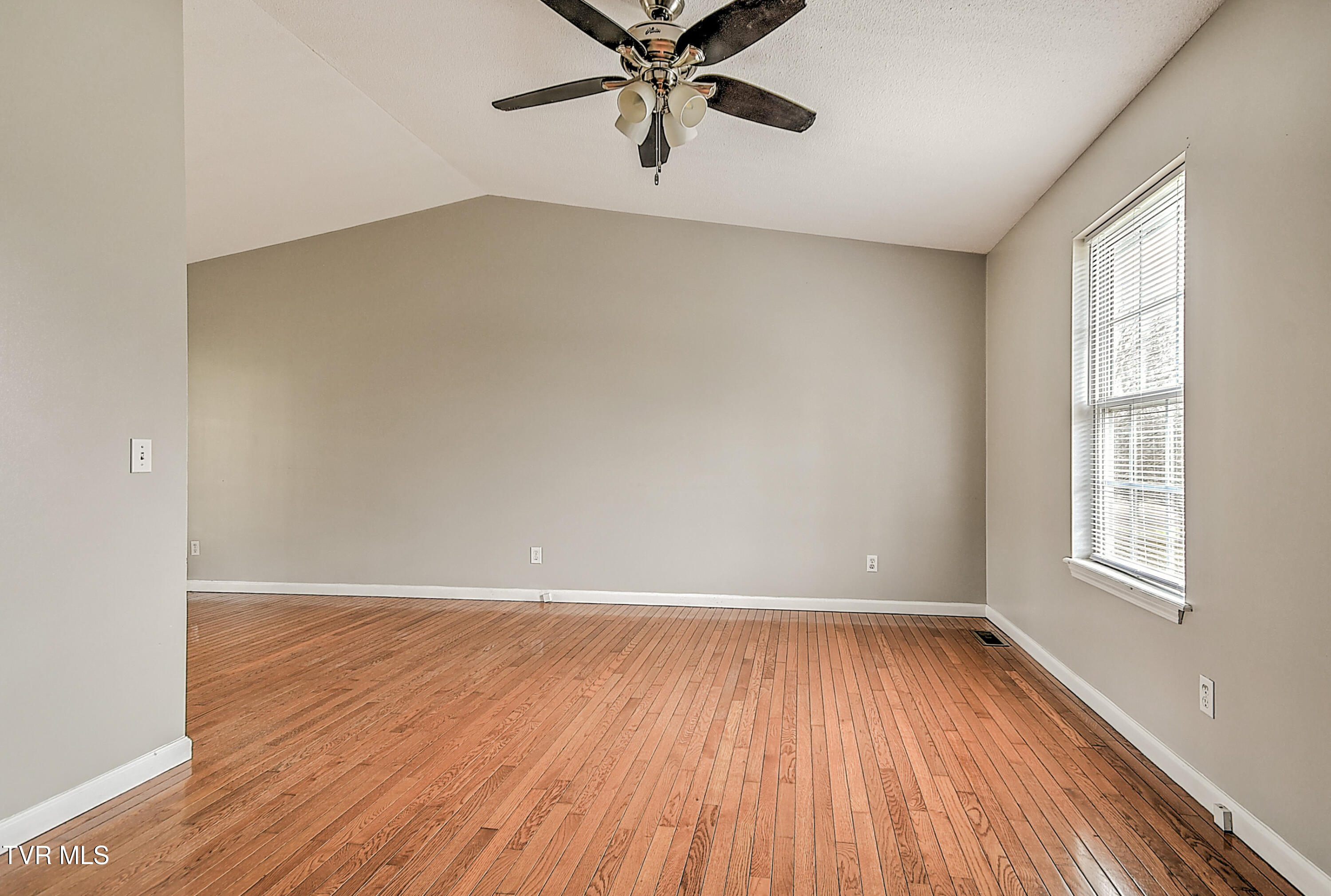 220 Peters Road Bristol, TN 37620 - Photo 4 of 37 220 Peters AH-4