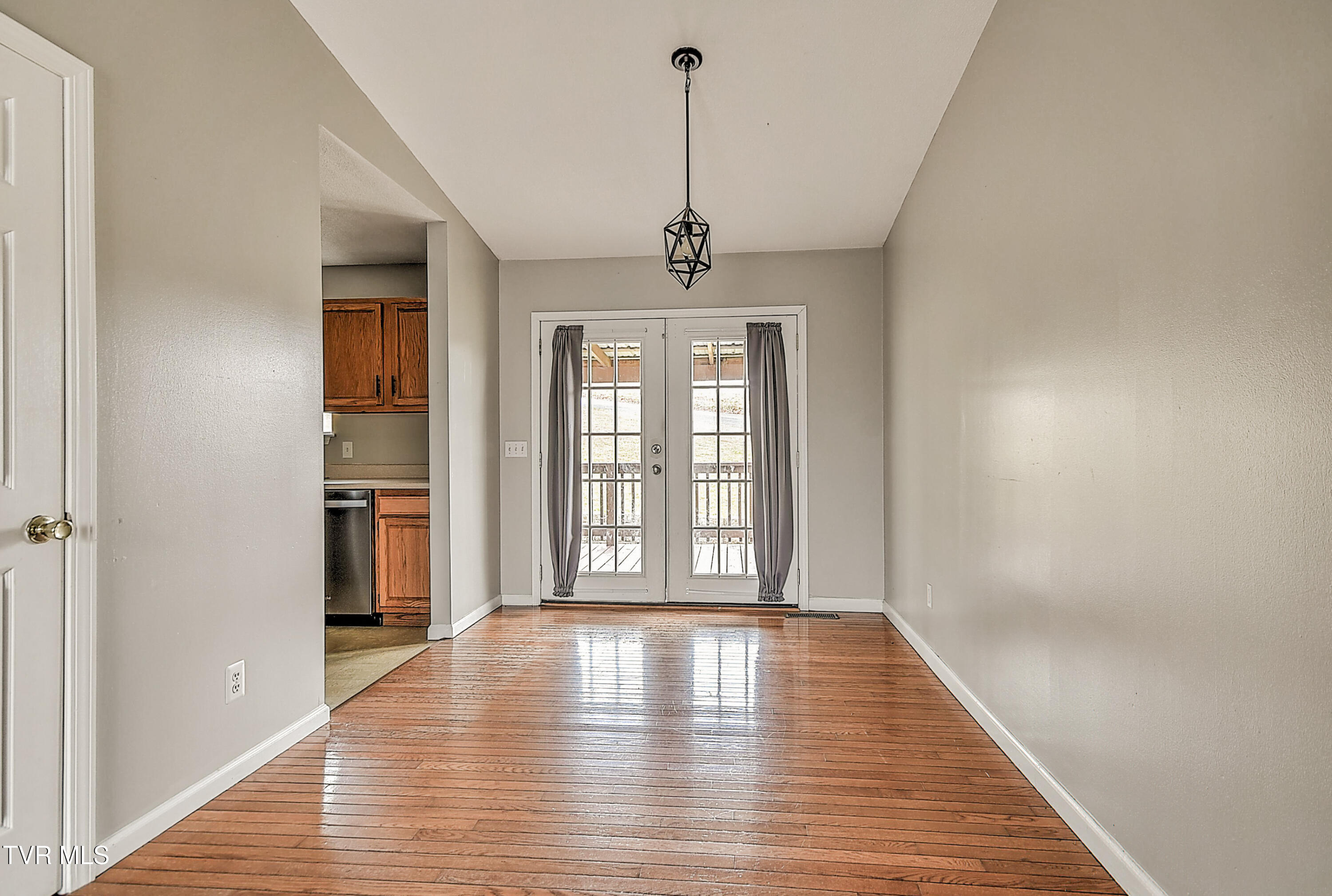 220 Peters Road Bristol, TN 37620 - Photo 9 of 37 220 Peters AH-9