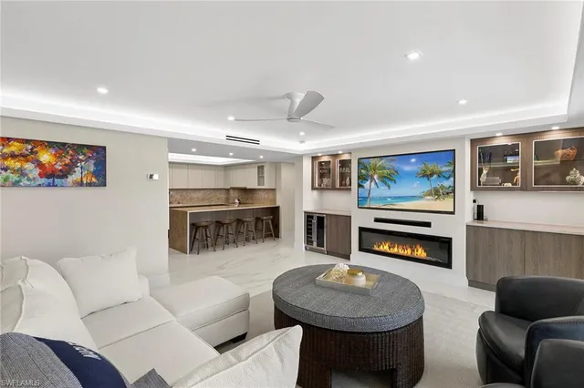 $1,650,000 | 3951 Gulf Shore Boulevard North, Unit 205, Naples, FL 34103