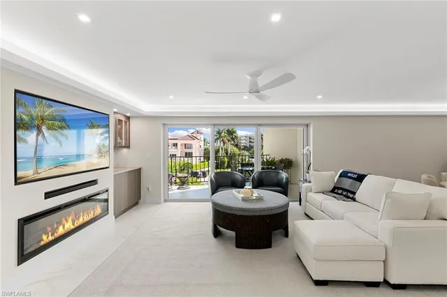 $1,650,000 | 3951 Gulf Shore Boulevard North, Unit 205, Naples, FL 34103