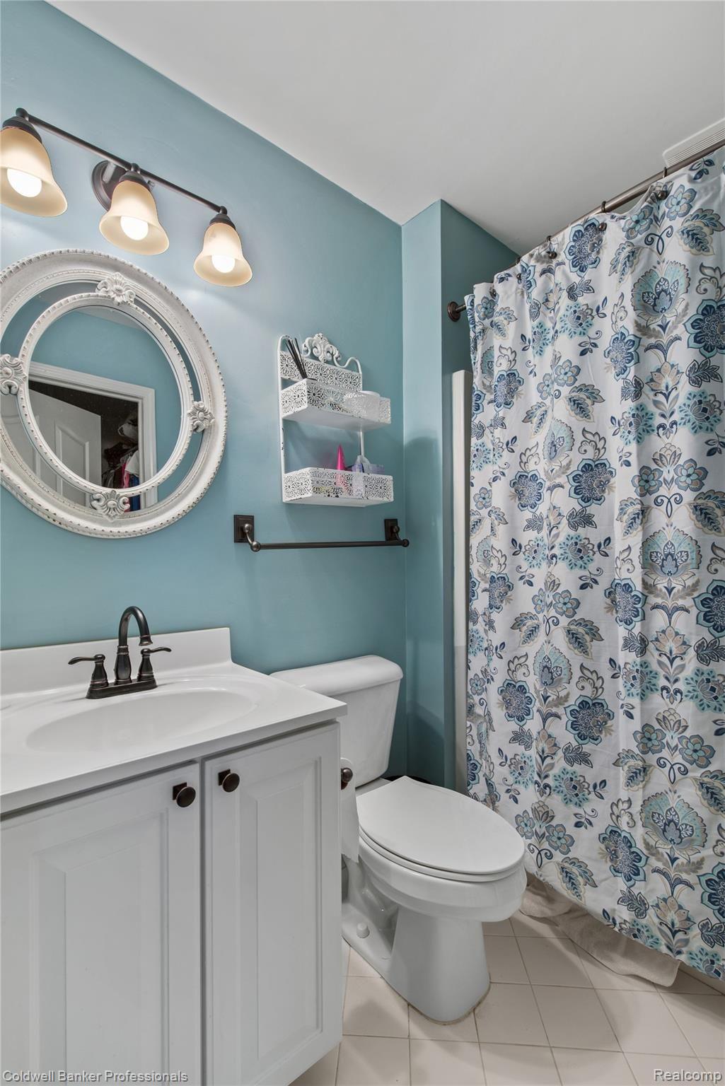 1210 Miners Run Rochester, MI 48306 - Photo 32 of 47 En suite bathroom