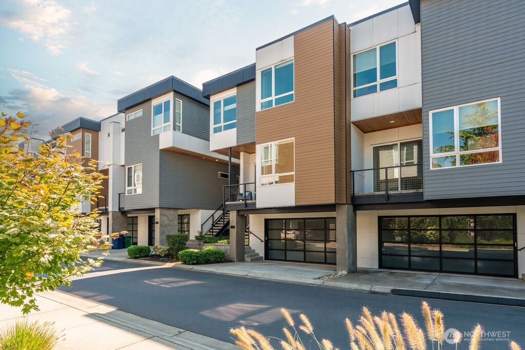 205 4th Court South, Unit 13 Kirkland, WA 98033 - Photo 29 of 33 a view of a building with a street
