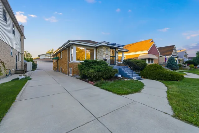 $3,600 | 4656 North Narragansett Avenue, Harwood Heights, IL 60706