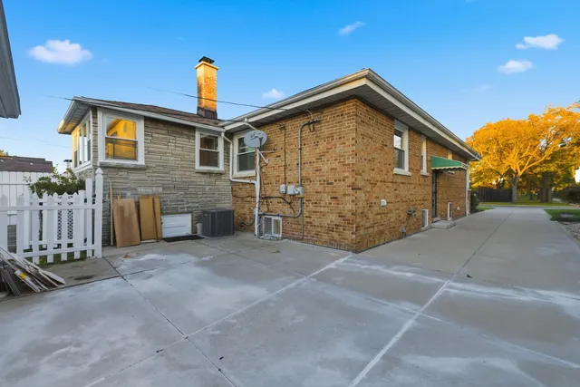 $3,600 | 4656 North Narragansett Avenue, Harwood Heights, IL 60706