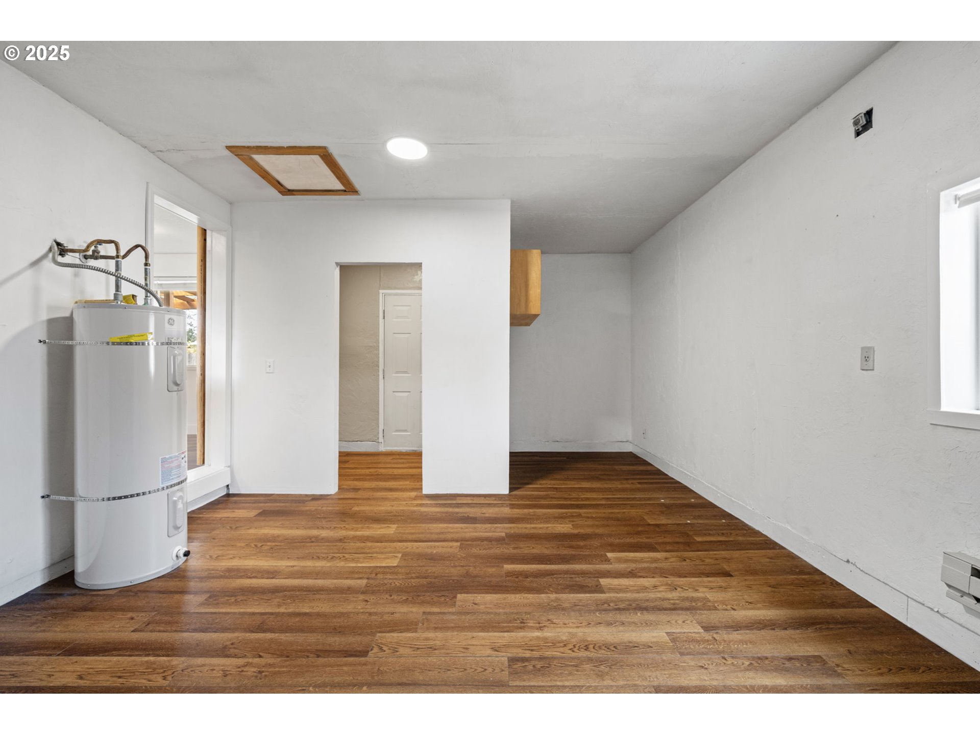 872 West N Street Springfield, OR 97477 - Photo 11 of 28 a view of empty room with wooden floor