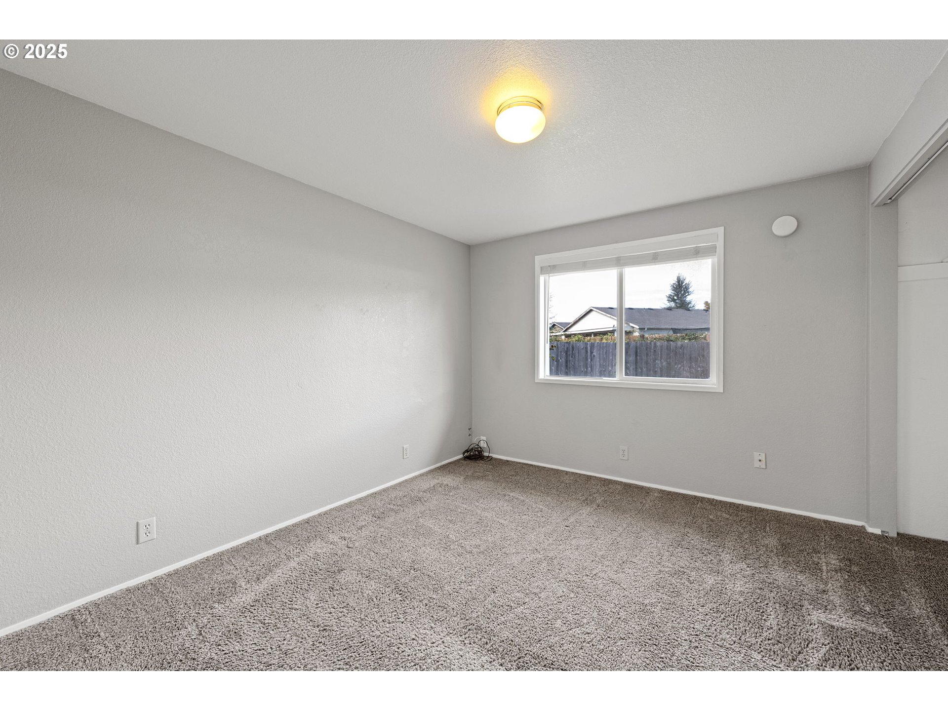 872 West N Street Springfield, OR 97477 - Photo 18 of 28 an empty room with a window