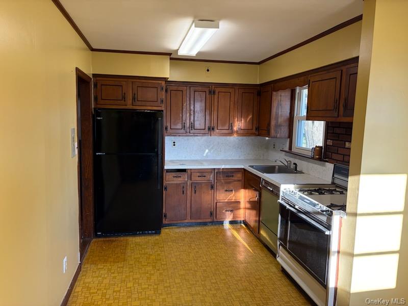 499 Old Country Road Deer Park, NY 11729 - Photo 3 of 21 a kitchen with granite countertop stainless steel appliances and wooden cabinets