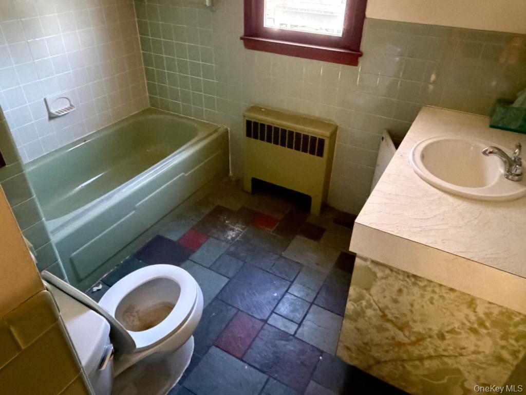 499 Old Country Road Deer Park, NY 11729 - Photo 9 of 21 a bathroom with a sink and bathtub