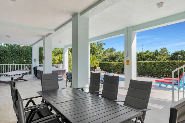 a close up view of a washer and dryer