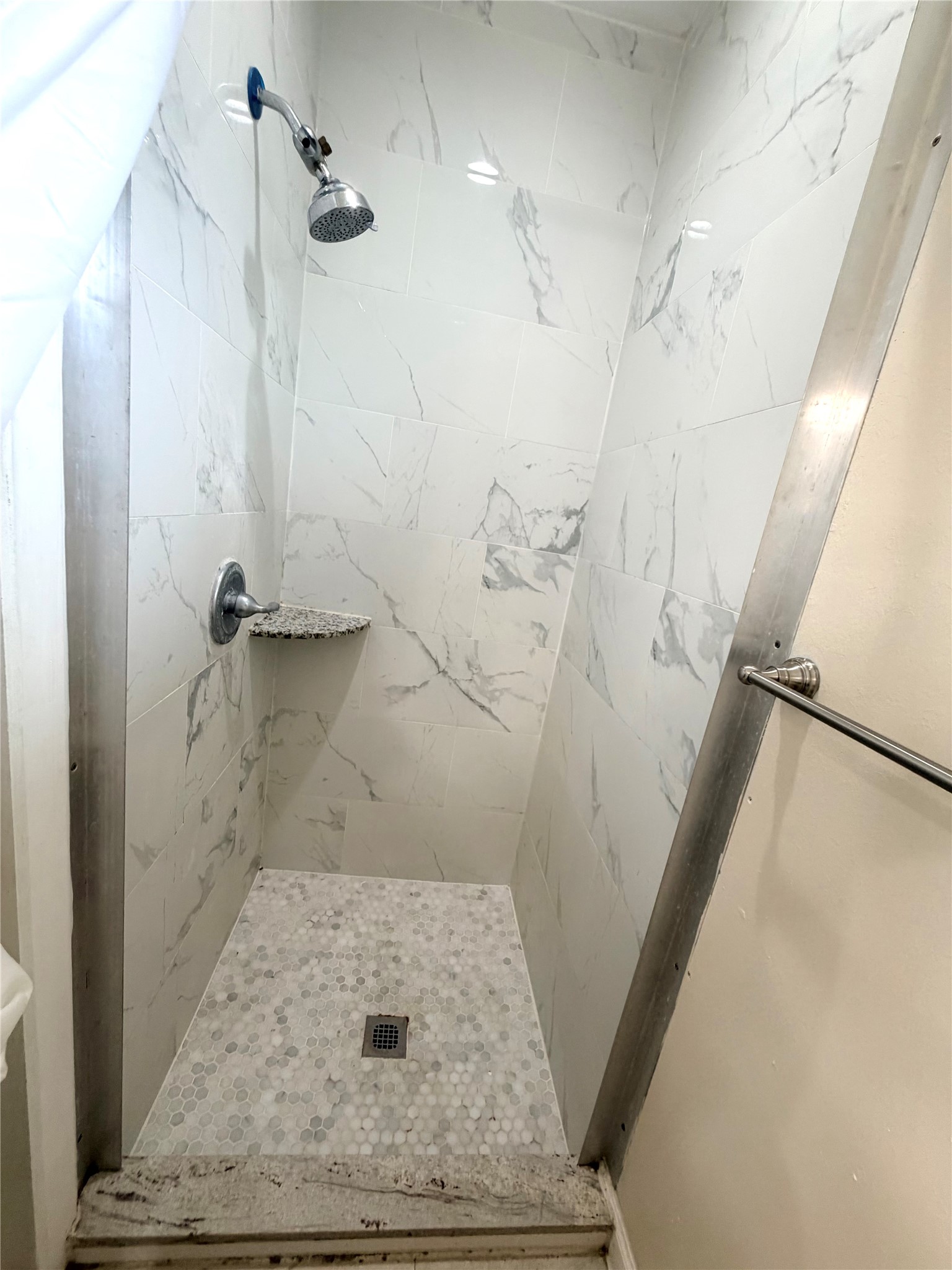 7303 Shiner Lane Houston, TX 77072 - Photo 14 of 22 Primary shower