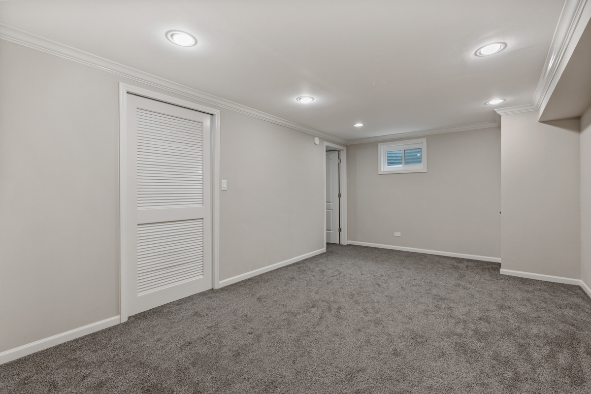 1004 Inverrary Lane Deerfield, IL 60015 - Photo 18 of 19 an empty room with closet area
