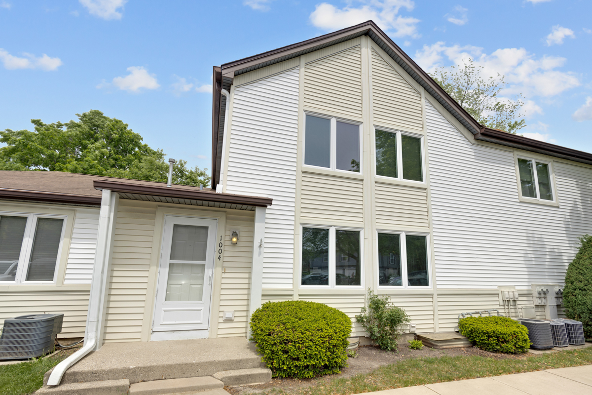 1004 Inverrary Lane Deerfield, IL 60015 - Photo 2 of 19 a front view of a house